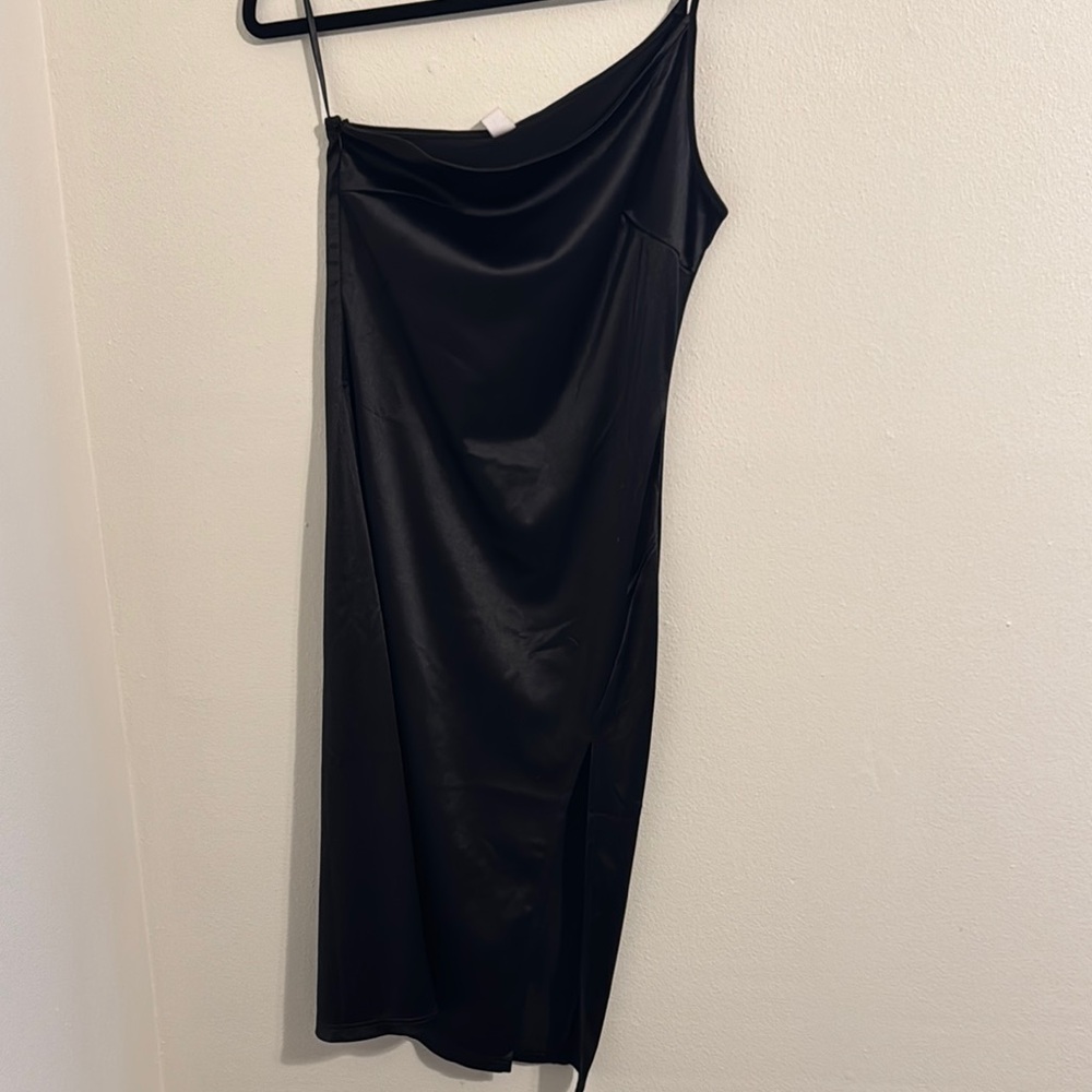Elegant Black One-Shoulder Dress